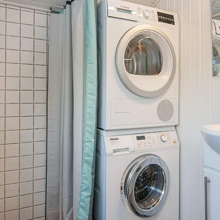 5 Person In Ansager-by Traum